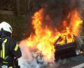 Symbolbild: Feuerwehr Mettmann/dpa
Die Feuerwehr löscht ein brennendes Auto. Ein Mann will Schadenersatz weil zweimal eines seiner Autos brannte.