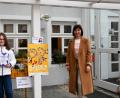 Bild: Pelikan-Roßmann/exb
Erstmals wurde der Kreisentscheid Schwandorf-Süd des Vorlesewettbewerbs der sechsten Klassen digital organisiert. Koordinatorin Kerstin Schwelle, Leiterin der Stadtbibliothek Burglengenfeld, gratulierte der Siegerin Leni Steindl von der Realschule Burglengenfeld und übergab ihr Buchpreis und Urkunde.