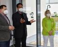 Bild:  Birgit Singer-Grimm/exb
Pfarrer Saju Thomas (Mitte) besuchte am Josefstag die Ökumenische Tagespflege zur Freude der Gäste, des Geschäftsführers Günther Koller (links) und Pflegedienstleiterin Katharina Morgenstern (rechts).