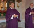 Bild: jr
Diakon Konrad Niederländer (links) aus Passau war Prediger beim jüngsten Resl-Gebetstag. Mit am Altar stand der Konnersreuther Pfarrseelsorger Pater Benedikt Leitmayr.