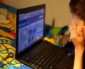Symbolbild: Oliver Berg/dpa
Ein Junge reibt sich vor seinem Laptop die Augen. Wie sich Kinder sicher in Online-Netzwerken bewegen, ist Thema eines Online-Vortrags beim Lokalen Bündnis für Familien.