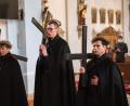 Bild: mab
Die Fratres Joseph-Maria, Franz-Maria und Seraphim (von links) wurden durch Passionistenprovinzial Pater Gregor Lenzen CP mit dem Ordensgewand eingekleidet und beginnen damit ihr einjähriges Noviziat. Versehen mit äußeren Zeichen der Passion treten sie in die Nachfolge des Gründervaters.