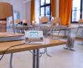Bild: Sven Hoppe
Ein Messgerät für Kohlendioxid steht in einem leeren Klassenzimmer. Es soll anzeigen, wann Zeit zum Lüften ist. Luftfiltergeräte gibt es bisher nur in wenigen Klassenzimmern