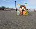Bild: Bernd Wüstneck/dpa
Fata Morgana Osterurlaub: Eine Osterhasen-Skulptur aus Strohballen im Boddenhafen. Angesichts hoher Corona-Infektionszahlen müssen sich die Menschen in Deutschland auf eine grundsätzliche Verlängerung des Lockdowns bis weit nach Ostern einstellen.