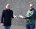 Bild: dob
Schulleiter Kilian Graber (rechts) überreicht Martin Hanner (links) ein kleines Geschenk als Dankeschön für die jahrelange Tätigkeit als Vorsitzender des Fördervereins.