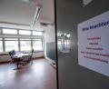 Symbolbild: Armin Weigel/dpa/exb
"Bitte beachten - Mundschutz, Abstand, Hände waschen, Keine Teilnahme bei Krankheit, Keine Gruppenbildung" steht an der Tür eines leeren Klassenzimmers an einem Gymnasium. Lüften wäre eine Möglichkeit zurück in den Präsenzunterricht.