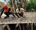 Bild: David Djore Dare/exb
Wenn die Projekthilfe Luppa in Togo baut, dann immer solide. Selbst wenn noch viel von Hand gemacht wird, wie hier beim Bau einer Brücke in Kologodo, ist es natürlich Beton, der zum Einsatz kommt und für Stabilität über Jahrzehnte sorgt. Dieser Anspruch gilt auch für die ebenfalls solide gefertigten Schulhäuser.