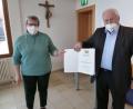 Bild: Wilhelm Amann
An seine Stellvertreterin Anita Bauer (links) überreichte Bürgermeister Hans Wilhelm die kommunale Dankurkunde.