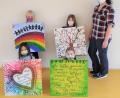Bild: do
Stellvertretend für die OGS-Gruppe an der Grundschule am Rauhen Kulm und die Notbetreuungskinder präsentierten vier Kids mit Betreuerin Monika Meyer das kunterbunte Ergebnis des Kunstprojekts