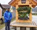 Bild: no
Der Vorsitzende des Gartenbauverein Illschwang, Lorenz Geitner (rechts), zeigt Pfarrvikar Thomas Sanikommula den geschmückten Dorfbrunnen in der Ortsmitte, gleich neben dem Rathaus.