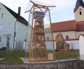Bild: pko
Geschützt in einer Einhausung schmückt ein Modell des bisherigen Hirschbergturms seit dem vergangenen Jahr den Dorfplatz in Fuhrn.