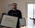 Bild: du
Stolz präsentiert der neue Zahntechniker-Meister Sebastian Guttenberger den Meisterbrief und den Meisterpreis der Bayerischen Staatsregierung.