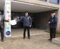 Bild: Landratsamt Amberg-Sulzbach/exb
Landrat Richard Reisinger (links) übergab Kreisbrandinspektor Martin Schmidt die offizielle Ernennungsurkunde zum Örtlichen Einsatzleiter. Kreisbrandrat Fredi Weiß (rechts) gratulierte ebenfalls.