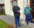 Bild: jma
Bereitschaftsleiter Markus Popp überreicht Alfred Seifert eine Urkunde für 50 Jahre Zugehörigkeit beim BRK Auerbach.