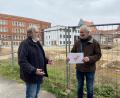 Bild: ass
Es muss nicht Ten Brinke sein, sagen Wolfgang Schimmel (links) und Achim Hüttner von der IG Menschengerechten Stadt. Ein befreundeter Architekt hat ihnen einen Entwurf zur Verfügung gestellt, wie das Bürgerspitalgelände alternativ überplant werden könnte.