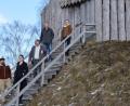 Bild: szl
Alfred Wolf und Ilona Hunsperger (oben, von links) freuen sich über einen neuen Hauptsponsor für den Geschichtspark. Julian Decker (Mitte), Chef der Grabungsfirma ITV, sowie seine Mitarbeiter Matthias und Nina Hoffmann (unten, von links) unterstützen das Freiluftmuseum nicht nur als Mitglieder, sondern nun auch finanziell.