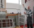 Bild: Mardanow
Ein Gerüst prägt momentan das Bild im Dojo des Karatevereins "Genbukan" in Tressenried. Verschiedene Renovierungsarbeiten haben Vorsitzender Hans Ruml und seine Mitstreiter in den vergangenen Monaten erledigt.
