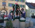 Bild: dob
Claudia Passow, Josef Dobmayer, Renate Wührl und Margit Kreisl (von links nach rechts) werkelten am Osterbrunnen vor dem Rathaus, den sie mit Eiern und Schleifen in Stadtfarben verzierten.