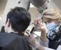 Bild: Erwin Scheriau/dpa
Nach elf Wochen geht es bei den Friseuren wieder los. Der Andrang wird groß sein, obwohl viele Hygienevorschriften, wie das Tragen von Masken, eingehalten werden müssen.