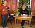 Bild: ubb
Heimatdichter Hans Günther Lauth (rechts) hat auch vor der Kamera, die sein Schriftsteller-Kollege Hans Spörrer (links) führt, keine Scheu. Der Gründer der Grenzlandschreiber geht mit seinem Autorenkreis ins Internet, um während der kulturarmen Pandemie-Zeit auf Youtube ein wenig Heimatliteratur verbreiten zu können.