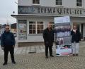 Bild: jr
Im Frühjahr 2021 wird der Ambulante Pflegedienst St. Elisabeth des Deutschen Ordens einen zusätzlichen Stützpunkt mit Beratungsbüro am Kirchplatz einrichten. Von links Vermieter Erdal Efe, Geschäftsleiter Carsten Gleißner, Pflegedienstleiterin Carmen Zottmeier und Bürgermeister Stefan Grillmeier.