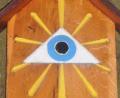Bild: sef
Das Flurdenkmal „Auge Gottes“ beim Teufelsrangen. Johann Kiener hat 1984 anstelle der verrosteten ehemaligen Blechtafel diese Holztafel angebracht.
