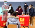Bild: Wolfgang Steinbacher
Die Stadt Amberg hat für ihre Mitarbeiter ein Corona-Schnelltestzentrum in der Turnhalle der städtischen Wirtschaftsschule eingerichtet.