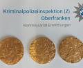 Bild: Kriminalpolizeiinspektion Oberfranken/exb
Diese Goldmedaillen hatte das Einbrecherduo aus dem Rathaus Pechbrunn gestohlen. Einer der Einbrecher hatte sie platt geklopft.