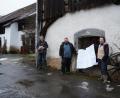 Bild: kaz
Die Sanierung des Mitterhofs ist eine Mammutaufgabe. Kerstin und Matthias Frank (von rechts) halten den Bauplan in ihren Händen. Unterstützung bekommen sie auch von Alfred Wolf (Initiative Heimatunternehmen). Die Arbeiten an der Remise sollen noch in diesem Jahr beginnen.