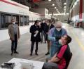 Bild: rti
Progroup-Mitarbeiter Ingo Büsching nimmt einen Abstrich von einem Kollegen. Philipp Kosloh, Mitglied des Vorstands von Progroup, Landrat Roland Grillmeier, Gesundheitsminister Klaus Holetschek und MdL Tobias Reiß (vorne stehend, von links) schauen ihm über den Rücken.