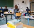 Symbolbild: Christoph Schmidt/dpa
Unter besonderen Voraussetzungen werden auch in diesem Jahr die Abschlussprüfungen an den Schulen durchgeführt. Allerdings sind die Termine um zwei Wochen nach hinten verschoben worden.