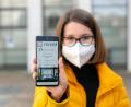 Bild: Johannes Schinzel/exb
Werkstudentin Pia Ryba präsentiert die Raumbuchungs-App.