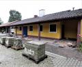 Bild: ubb
In weniger als zwei Wochen ist das Küchengebäude auf dem Gelände des Jugendzeltlagerplatzes des Evangelischen Dekanats Weiden in Plößberg Geschichte. Das stark in die Jahre gekommene Gebäude wird abgerissen. Es entsteht ein neues Küchen- und Versorgungsgebäude, das den modernen Anforderungen an die Jugendarbeit gerecht wird.