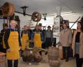 Bild: szl
Die Handwerkerscheune des Arbeitskreis historisches Handwerk im Oberpfalzverein Tirschenreuth ist nun offiziell ein externes Schaudepot des Museumsquartiers. Darüber freuen sich AK-Vorsitzender Herbert Konrad (vorne links), MQ-Leiterin Stefanie Süß und Bürgermeister Franz Stahl (von rechts).