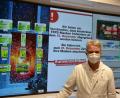 Bild: rti
Das Bild entstand im Dezember. Damals hatte es für über 60-Jährige und Risikogruppen erstmals kostenlose FFP2-Masken gegeben. Christian Züllich hatte in seiner Apotheke in Tirschenreuth auf einer Videowand eigens einen Hinweis eingerichtet, um seine Kunden direkt zu informieren