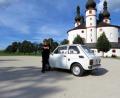 Bild: ubb
Geschafft! Susanne Neumann ist mit ihrem auf Vordermann gebrachten Fiat 126 bereits mehrmals ausgefahren und hat dabei auch den Kapplberg bewältigt. Das Auto hatte ihr Opa Max Sommer im Jahr 1973 neu gekauft.