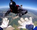Bild: Martin Cabal/Skydive Team Oberpfalz
Daniel Reinls Leidenschaft ist das Fallschirmspringen. Es ist ein Hobby, das nicht unbedingt alltäglich ist.