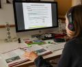 Symbolbild: Ulrich Perrey/dpa
Der zwölfjährige Julius löst am Computer in seinem Zuhause Schulaufgaben, die ihm seine Lehrer über den Schulserver bereit stellen. Doch nicht jeder Schüler hat den gleichen Zugang zur notwendigen Technik für das Home-Schooling.