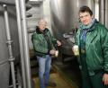 Bild: lnz
Brauerei-Geschäftsführer Michael Hösl (links) und Jens Tschinkl (Leiter Abfüllung) testen bei einer Zwicklprobe eine kleine Menge der neuen Sorte „Mein Helles“.