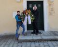 Bild: Andrea Burger/exb
Andrea Burger bei der symbolischen Übergabe des Trauerkranzes an Bürgermeister Klaus Meyer vorm Rathaus Bad Neualbenreuth.