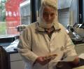 Bild: lue
Susanne Schraml machte vor drei Jahren eine Ausbildung zur Fachkraft für Lebensmitteltechnik. Sie prüft auf dem Bild, ob Mindeshaltbarkeitsdatum und Chargennummer des Produkts mit dem Fertigungsauftrag des Kunden übereinstimmen.
