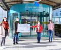 Bild: Klinikum/Borchers
Die Initiatoren der Lauf-Challenge bei der Übergabe der Spende an das Kinderpalliativteam Ostbayern. Im Bild (von links) zwei der Initiatoren, Luisa Doleschal und Jonas Grundler, Lydia Moosburger und Christina Neiß vom Kinderpalliativteam sowie Dominik Weiß, ebenfalls Initiator.