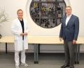 Bild: Eva-Maria Rauch/Kliniken Nordoberpfalz AG/exb
Dr. Thomas Neubauer-Gartzke (links) wird ab 1. Januar zusätzlich zu seiner Chefarzt-Tätigkeit am Klinikum Weiden auch Chefarzt der Klinik für Unfallchirurgie, Orthopädie, Handchirurgie und Sportmedizin am Krankenhaus Tirschenreuth. Vorstand Dr. Thomas Egginger sieht darin einen wichtigen Schritt für den gesamten Klinikverbund.