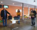 Bild: bk
„Wir haben uns erheblich weiterentwickelt und wollen mit einem digitalen Klassenzimmer neue Wege gehen“ sagt Rektor Günther Paul, der mit Systembetreuerin Christina Paul und Bürgermeister Ludwig Biller (von rechts) die neue digitale Ausstattung präsentiert.