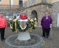 Bild: mnt
Unter Einhaltung der Abstandsregeln haben die Mitglieder des Frauenbunds dem Brunnen ein österliches Gewand verliehen.
