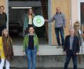 Bild: Ikom Stiftland/exb
Zum Auftakt ihrer Kooperation trafen sich die Projektmanagerinnen Barbara Ströll, Lisa Hertel (unten von links) und Cornelia Strigl (oben Mitte) mit dem Regiothek-Gründer Alexander Treml (oben links) und Bürgermeister Robert Lindner (unten rechts) bei Gerald Meierhöfer (oben rechts) an der Gailertsreuther Mühle in Floß.