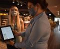 Bild: lue
Stephanie Vetter (rechts) und ihre Kollegin Jessica Lutterbach zeigen wie einfach es ist, über das Tablet, das Smartphone oder den Computer einen Beratungstermin bei Interliving Gleißner zu vereinbaren.
