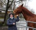 Bild: kro
Reitvereins-Vorsitzende Sandra Dietl mit dem sechszehnjährigen Voltigierpferd Gandolf.