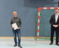 Bild: ohr
Bürgermeister Hans Prechtl (rechts ) zeichnete im Auftrag von Landrat Thomas Ebeling im Beisein von Geschäftsleiterin der VG Schwarzenfeld, Kathrin Schwarz (links), die Gemeinderäte Franz Jauernig und Thomas Rohrwild (Mitte von links) für ihr 18-jäjrigess verdienstvolles Wirken für die Gemeinde Stulln mit der Kommunalen Dankurkunde aus.