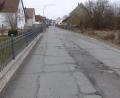 Bild: bk
Die Röthenbachstraße in Weiherhammer weist schwere Schäden auf und bedarf dringend einer Sanierung. Für 2021 sind im Etat zumindest die Planungskosten angesetzt.